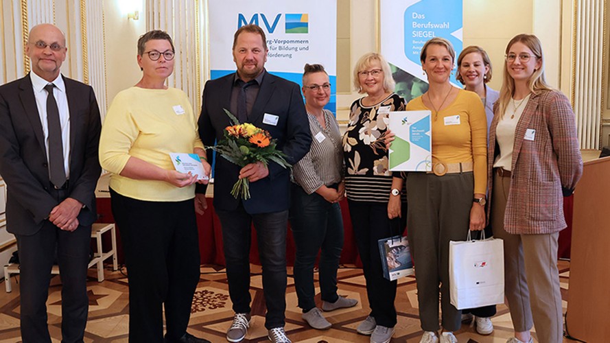 Bei der Auszeichnung im Goldenen Saal in Schwerin erhielt unter anderem auch das Gymnasium Am Sonnenberg aus Crivitz erneut das Berufswahl-Siegel MV. Bei der Auszeichnung im Goldenen Saal in Schwerin erhielt unter anderem auch das Gymnasium Am Sonnenberg aus Crivitz erneut das Berufswahl-Siegel MV.