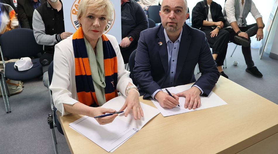Bildungsministerin Simone Oldenburg und André Jürgens, Vorstandsvorsitzender des Vereins Basketball macht Schule, unterzeichneten am Rande eines Spiel eine Kooperationsinitiative. Bildungsministerin Simone Oldenburg und André Jürgens, Vorstandsvorsitzender des Vereins Basketball macht Schule, unterzeichneten am Rande eines Spiel eine Kooperationsinitiative.