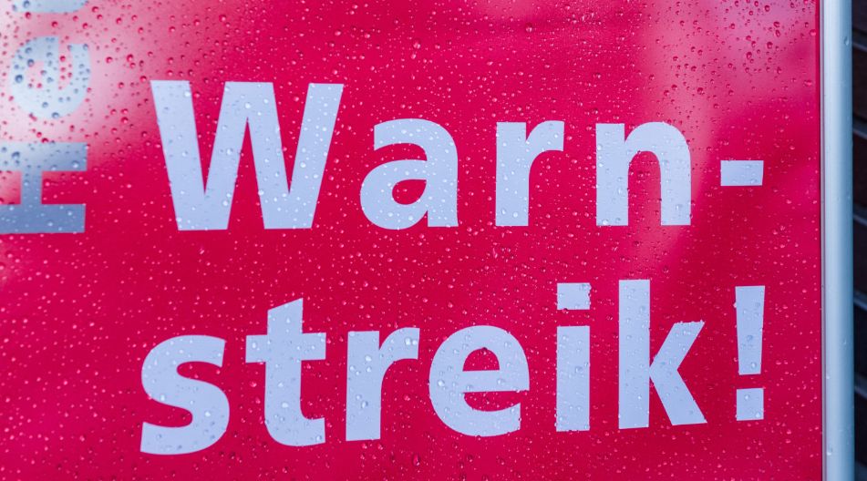 Ein rotes Schild mit dem Hinweis "Heute Warnstreik!" Ein rotes Schild mit dem Hinweis "Heute Warnstreik!"