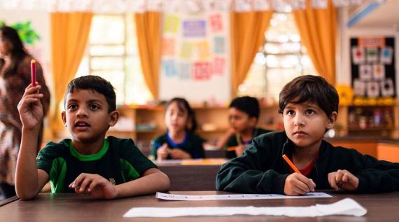 Schüler im Klassenzimmer Zwei Kinder sitzen an Schreibtischen in einem Klassenzimmer und konzentrieren sich auf ihre Aufgaben.