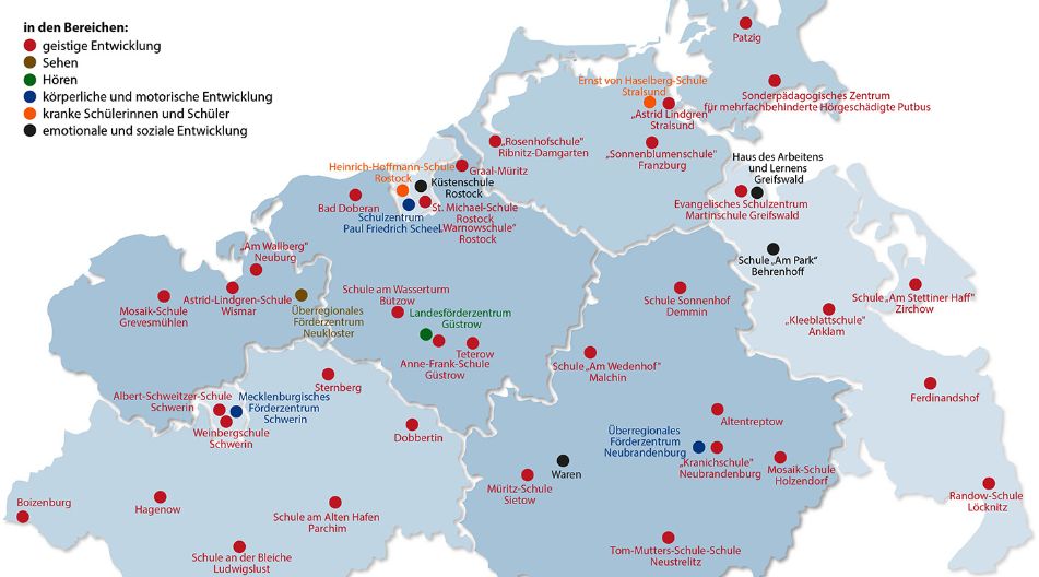 Eine Karte von Mecklenburg-Vorpommern mit eingezeichneten Förderschulen des Landes in öffentlicher und freier Trägerschaft. Die eingezeichneten Punkte sind in den Farben rot, braun, grün, blau, orange und schwarz.