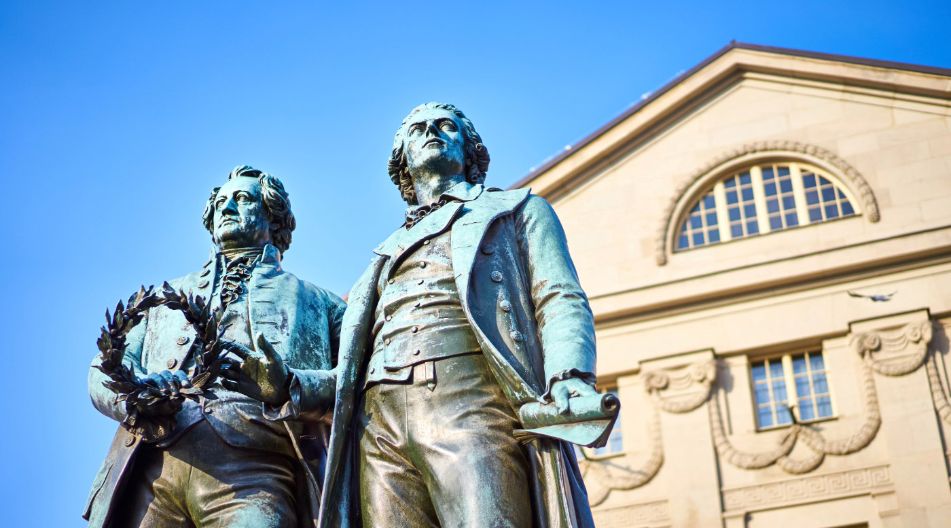 Das Goehte-Schiller-Denkmal in Weimar aus der Nahdistanz. Im Hintergrund ist noch das Deutsche Nationaltheater zu sehen. Das Goehte-Schiller-Denkmal in Weimar aus der Nahdistanz. Im Hintergrund ist noch das Deutsche Nationaltheater zu sehen.