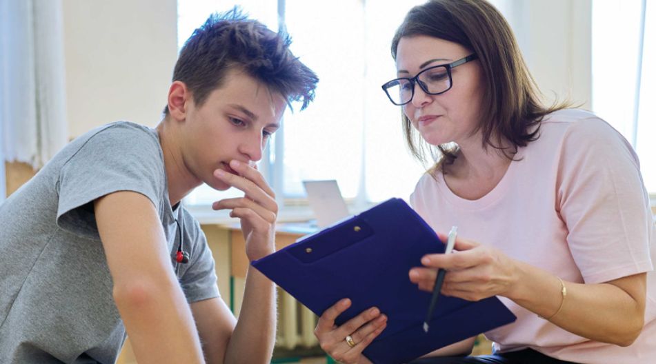 Schulpsychologin im Gespräch mit Schüler